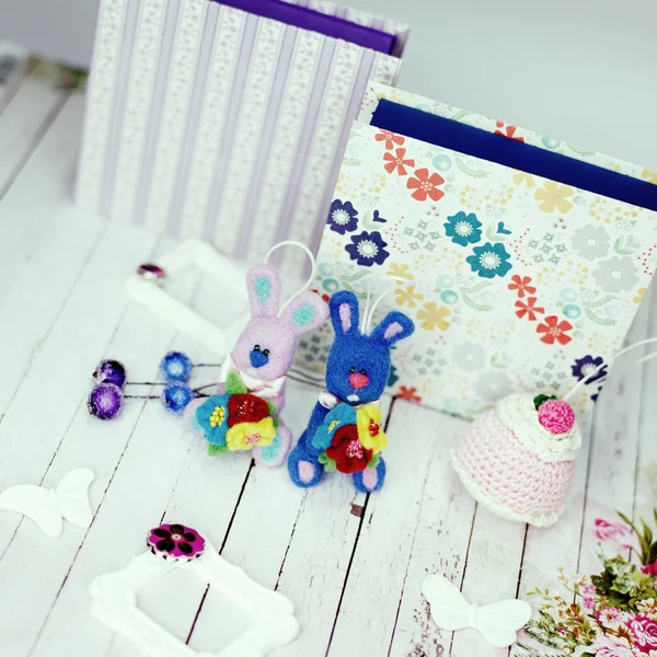 Knitted bunny rabbits, gift boxes and artistic decorations — Stock Photo, Image