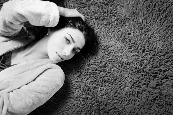 Black and white portrait of beautiful girl having fun relaxing — Stock Photo, Image