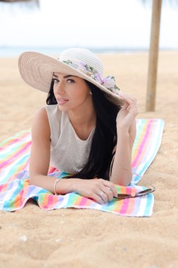 Kumsalda yalan zarif genç güzel bayan. tatil kavramı