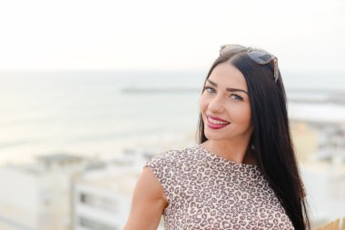 Güzel kız okyanus ve gökyüzü arka plan üzerinde seyir