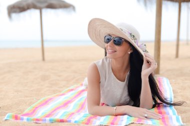 Kumsalda yalan zarif genç güzel bayan. tatil kavramı