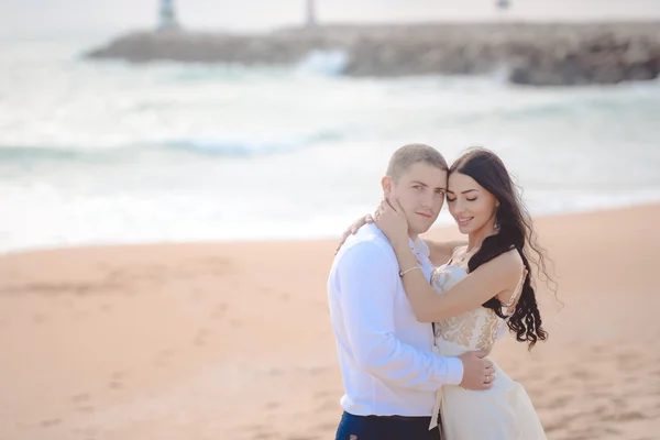 Romântico abraço amoroso casal na praia — Fotografia de Stock