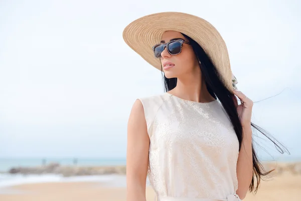 Portrait of stunningly beautiful young woman in a white dress and sunglasses. — Stock Photo, Image