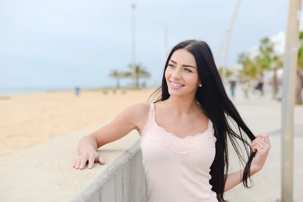 Portrait of happy pretty girl resting over embankment — Stock Photo, Image