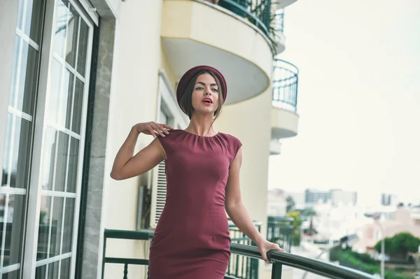 Elégante belle jeune femme debout sur le balcon, portrait — Photo