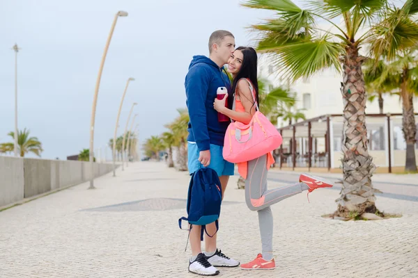 Couple heureux embrassant et souriant sur les palmiers sur la plage . — Photo