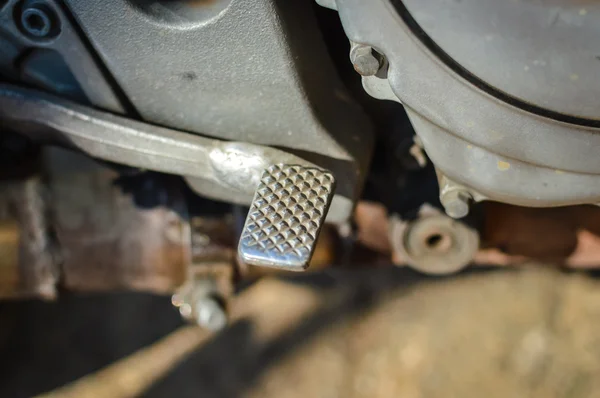 Imagen de cerca del pedal de cambio de marchas de una motocicleta . — Foto de Stock