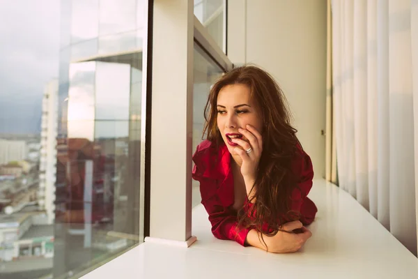 Schöne Frau hat Spaß beim entspannten Blick aus dem Fenster, Portrait — Stockfoto