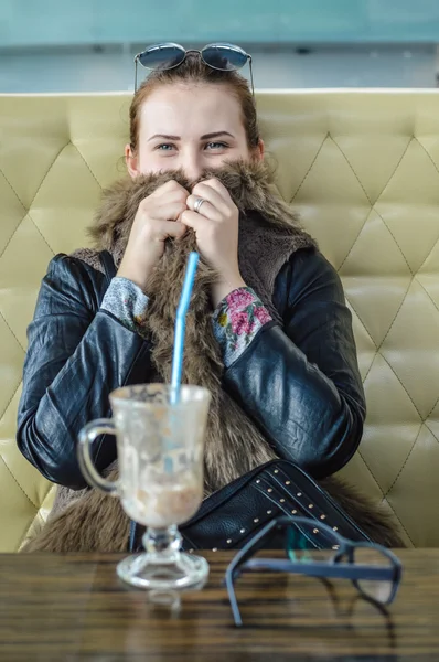 Ritratto di giovane bella donna che beve cappuccino al tè in un bar alla moda . — Foto Stock