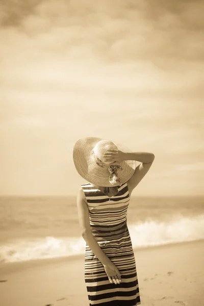 Sepia foto de uma menina bonita em férias. Visão traseira da fêmea olhando para o mar aberto — Fotografia de Stock