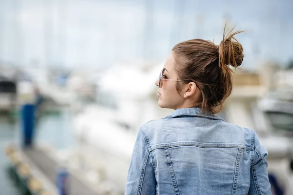 Fiatal hölgy turista élvezi a kilátást a marina néz jachtok — Stock Fotó