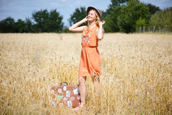 Menina bonita com mala na paisagem rural ao ar livre fundo — Fotografia de Stock