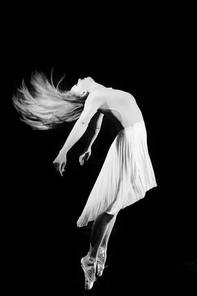Svartvitt foto av vacker ung kvinna i dans — Stockfoto
