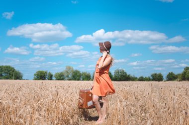 Kırsal manzara açık havada arka plan arkadan görünüşü güzel genç bayan çanta