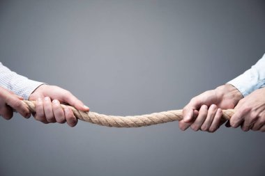 Römorkör savaşı, iki işadamı zıt yönlere halat çekiyor. .