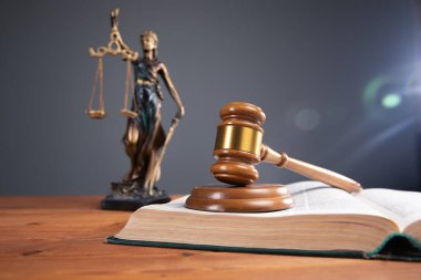 Adalet terazisi ve adalet terazisi ile adalet heykeli konsepti.