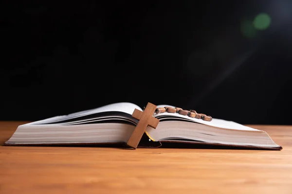 Drewniany Krzyż Otwartej Biblii — Zdjęcie stockowe