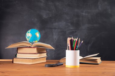 Dünya küresi kitabına uygun. Eğitim Okulu Konsepti