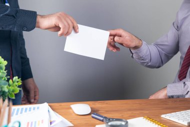 İnsanlar masalarında zarflarını değiştirirler. .