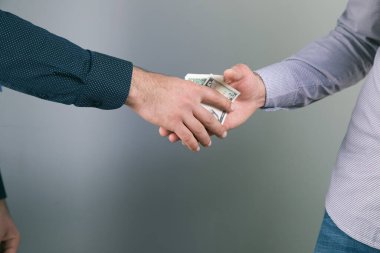 Gizlice gri arka planda rüşvet veriyor. .