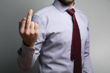 Gömlekli adam orta parmağını gösteriyor. .