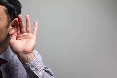 Bir adam kulağını içeri sokar ve dinler. .