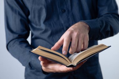 Genç adam kitap okuyor. .