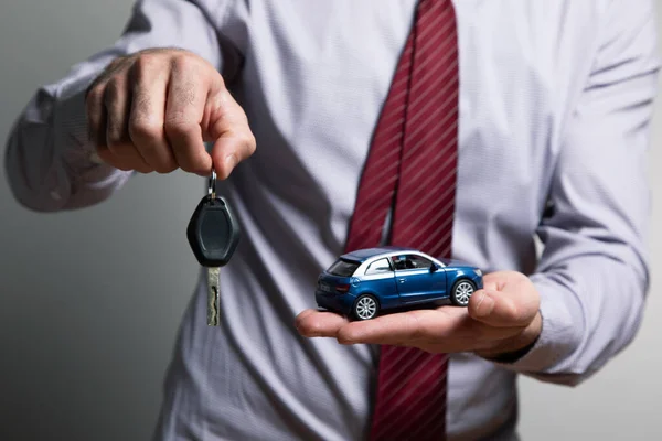 Mann Hält Spielzeugauto Und Schlüssel Der Hand — Stockfoto