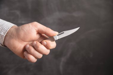 Elinde çakı tutan bir adam. .