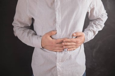 Genç adamın midesi ağrıyor. .