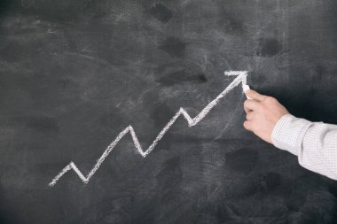 karatahtaya çizilmiş ok grafiği . 