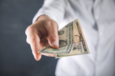 Adam parayı saklar ve başkasına verir. .