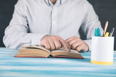 Genç adam kitap okuyor. .