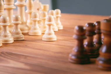 Fikirler, rekabet ve strateji için satranç tahtası konsepti, iş başarısı konsepti