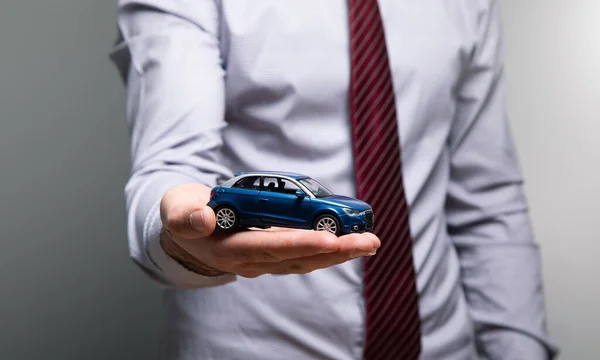 Ein Mann Hält Ein Spielzeugauto Den Händen — Stockfoto