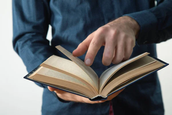 Genç adam kitap okuyor. .