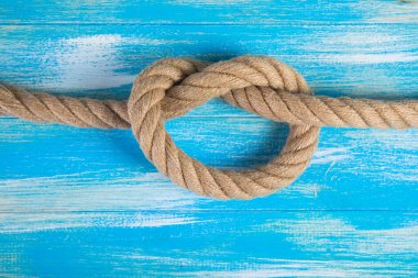 Ahşap bir masada ip izleri var.