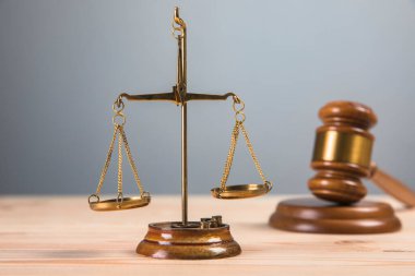 Yargıcın çekici ve masanın üzerindeki terazi.