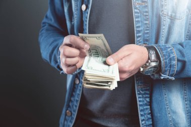 Genç adam para sayıyor para iş konseptini hesaplıyor