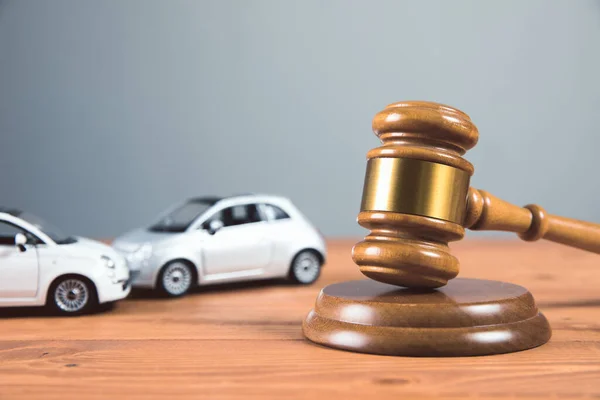 Court Gavel Toy Cars Table Accident — Stock Photo, Image