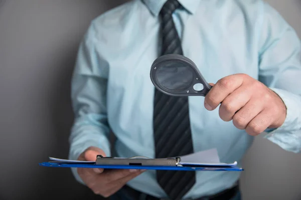 Vergrootglas Kijkt Naar Documenten — Stockfoto