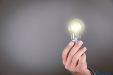Elinde ampul Yeni bir fikir