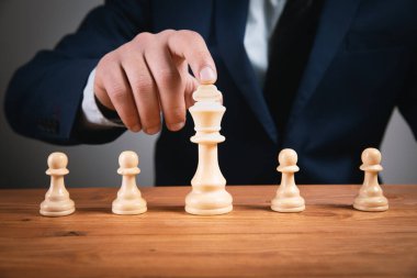 Fikirler, rekabet ve strateji için satranç tahtası konsepti, iş başarısı konsepti. iş kavramı