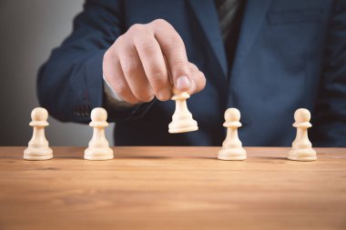 Fikirler, rekabet ve strateji için satranç tahtası konsepti, iş başarısı konsepti. iş kavramı