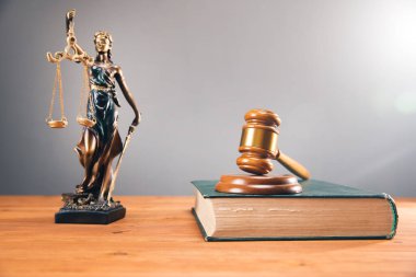 Adalet Anıtı 'nın heykeli ve Yargıç' ın tokmağı.