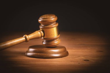 Mahkeme tokmağı masada.