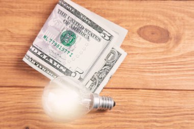 Masa işi fikirlerinde para ve ampul