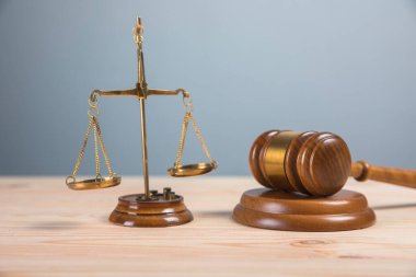 Yargıcın çekici ve masanın üzerindeki terazi.