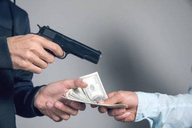 Adam silahla tehdit ediyor ve bir işadamından para alıyor.