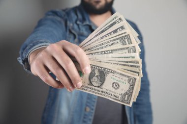 Adam tomar tomar para tutar ve gösterir.